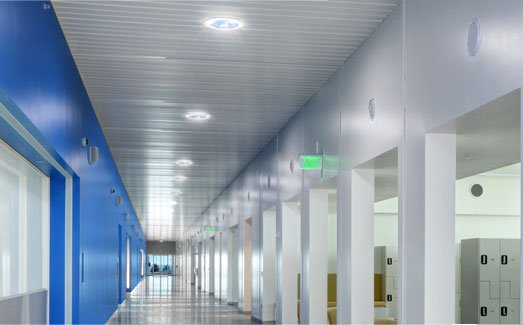 Instalace světlovodu série Solatube Brighten Up® na chodbě