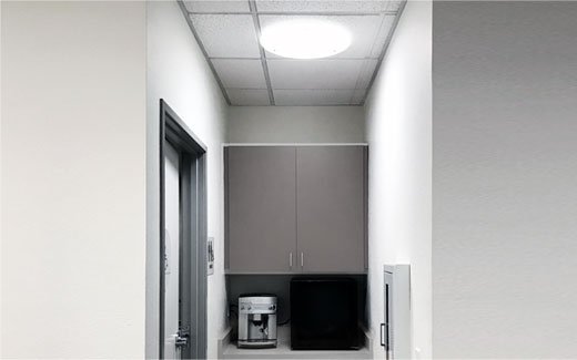 Instalace světlovodu série Solatube Brighten Up® v kuchyňce