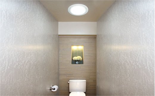 Instalace světlovodu série Solatube Brighten Up® na WC